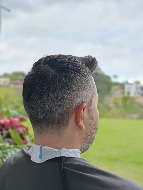 Corte de precisión en cliente adulto, vista de perfil al aire libre